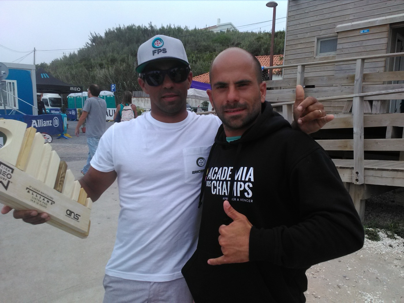 João Moisés com atleta e troféu de Surf